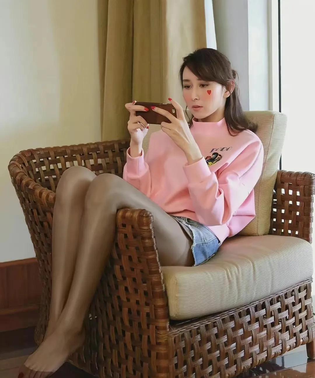 丝袜人妻一区二区三区:02-09-26-31-45-49D：23,探索丝袜人妻的独特魅力，一区、二区、三区的独特风情