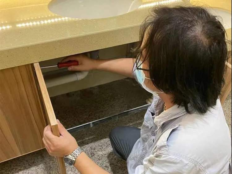 八个少妇沟厕小便各种大屁股:01-18-22-28-38-46C:01,关于八个少妇在公共厕所的私密瞬间,深度探讨女性私密话题与公共空间的冲突与融合