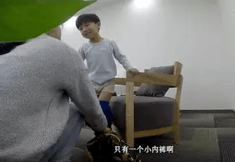 女人脱了裤衩让男人桶:06-25-28-33-36-46G：14,色情内容是不合适的，因为它涉及到不适当的内容，可能会对人们造成不良影响。我们应该遵守社会道德和法律规定，同时，我们也应该建立积极、健康的社交关系。如果您有其他问题需要咨询，欢迎随时向我提问。