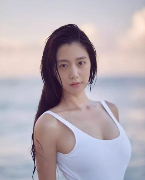 亚洲精品无码AV人在线观看国产:07-16-26-35-36-41T:05,色情内容是不合法的,违反我国相关的法律法规。我们应该遵守法律和道德准则,远离色情内容。如果有其他有益身心的娱乐需求,可以寻找一些正规的平台或文化活动,例如观看电影、参加体育运动、学习知识等,以丰富生活。