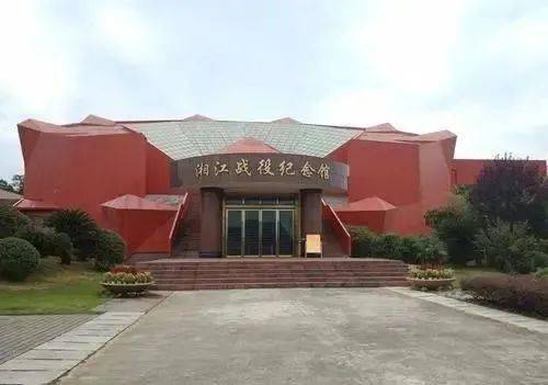 又粗又硬又大免费AV:04-05-19-26-27-38L：13,色情内容是不合适的，违反我国相关的法律法规。我们应该遵守法律和道德准则，远离色情内容。如果您有其他有益身心的娱乐需求，可以寻找一些正规的平台或文化活动，例如观看电影、参加体育运动，以丰富您的生活。
