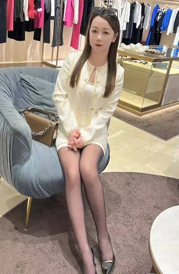 精品国产黑色丝袜高跟鞋:02-04-08-18-23-46C：26,精品国产黑色丝袜高跟鞋，时尚魅力的完美融合
