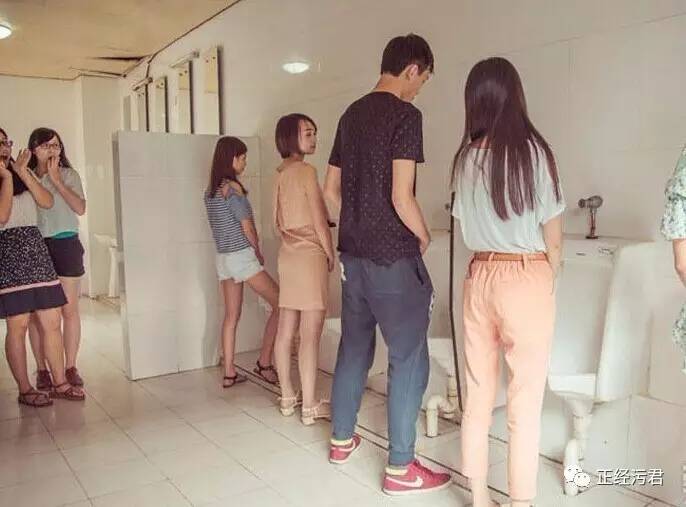 八个少妇沟厕小便各种大屁股:03-09-10-12-40-44K：14,关于八个少妇在公共厕所的私密话题，探讨女性如厕经历与身体差异