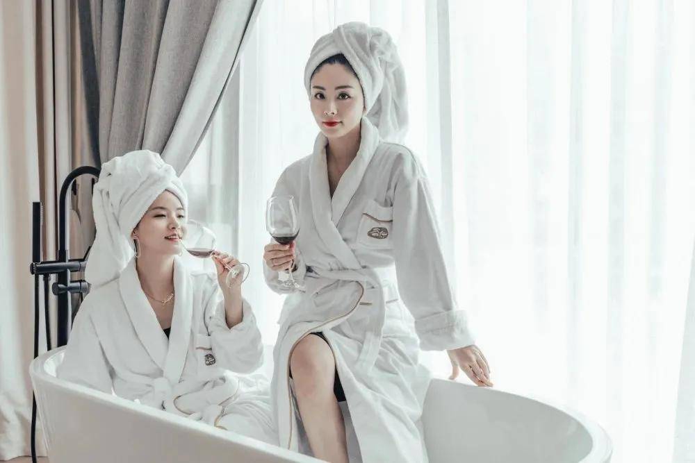 人摸人人人澡人人超碰手机版:04-16-22-29-40-49X：07,探索私密领域，人与人的微妙交流——以人摸人人人澡为例，解析手机版应用的新趋势