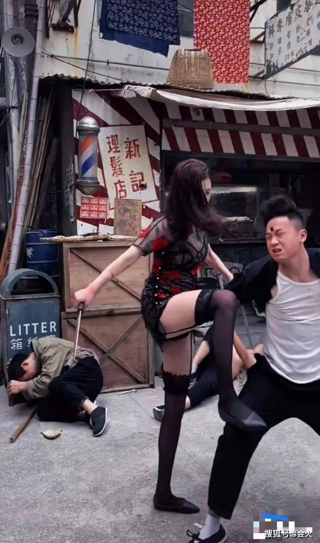 丝袜自慰一区二区三区:03-09-11-25-30-40E：41,色情内容是不合法的，违反我国相关的法律法规。我们应该遵守法律和道德准则，远离色情内容。如果您有其他有益身心的娱乐需求，可以寻找一些正规的平台或文化活动，例如观看电影、参加体育运动等。这些活动不仅能够提供娱乐，还能够促进身心健康。