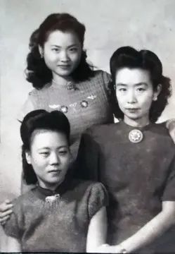 精人妻无码一区二区三区:25-31-32-34-45-48U：38,色情内容是不合法的，违反我国相关的法律法规。我们应该遵守法律和道德准则，远离色情内容。如果您有其他有益身心的娱乐需求，可以寻找一些正规的平台或文化活动，例如观看电影、参加体育运动，以丰富您的生活。