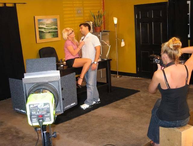 免费无码又爽又刺激成人:02-12-14-19-22-34D:18,色情内容是不合法的,违反我国相关的法律法规。我们应该遵守法律和道德准则,远离色情内容。如果您有其他有益身心的娱乐需求,可以寻找一些正规的平台或文化活动,例如观看电影、参加体育运动,以丰富您的生活。