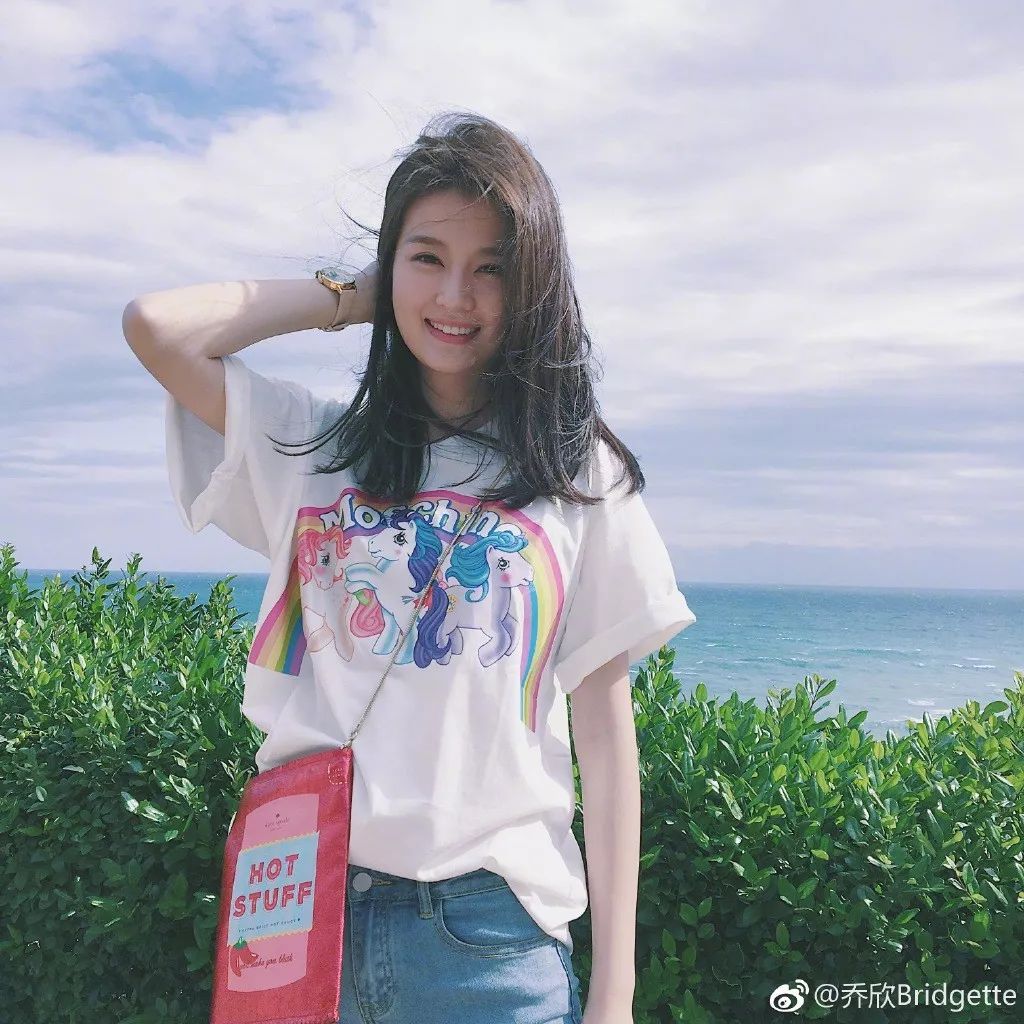 少妇无力反抗慢慢张开双腿:05-09-19-25-43-48M：05,少妇的困境，无力反抗与内心的挣扎