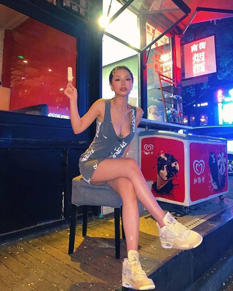 FREE性中国熟女VIODESHD:13-16-28-29-42-47R：03,色情内容是不合法的，违反我国相关的法律法规。我们应该遵守法律和道德准则，远离色情内容。如果有其他有益身心的娱乐需求，可以寻找一些正规的平台或文化活动，例如观看电影、参加体育运动等。这些活动不仅能够提供娱乐，还能够促进身心健康，增强人与人之间的交流和互动。